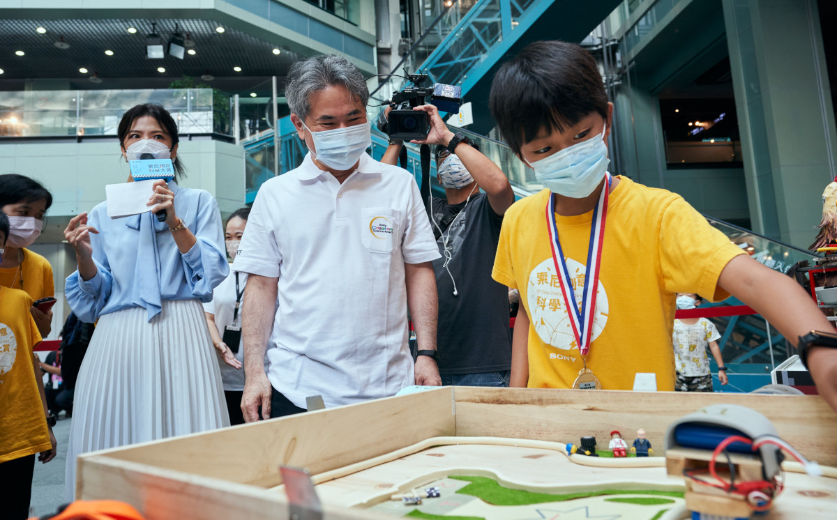 4 Sony Taiwan董事長千葉雄三與第10屆索尼創意科學大賞冠軍團隊「對不隊」試玩以毛刷結合遙控車打造的《毛刷怪大闖關》。