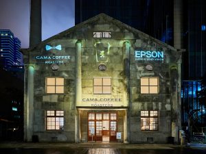 cama cafe攜手創新科技領導品牌Epson，以光雕投影打造五感沉浸式咖啡體驗，為古蹟注入新生命。