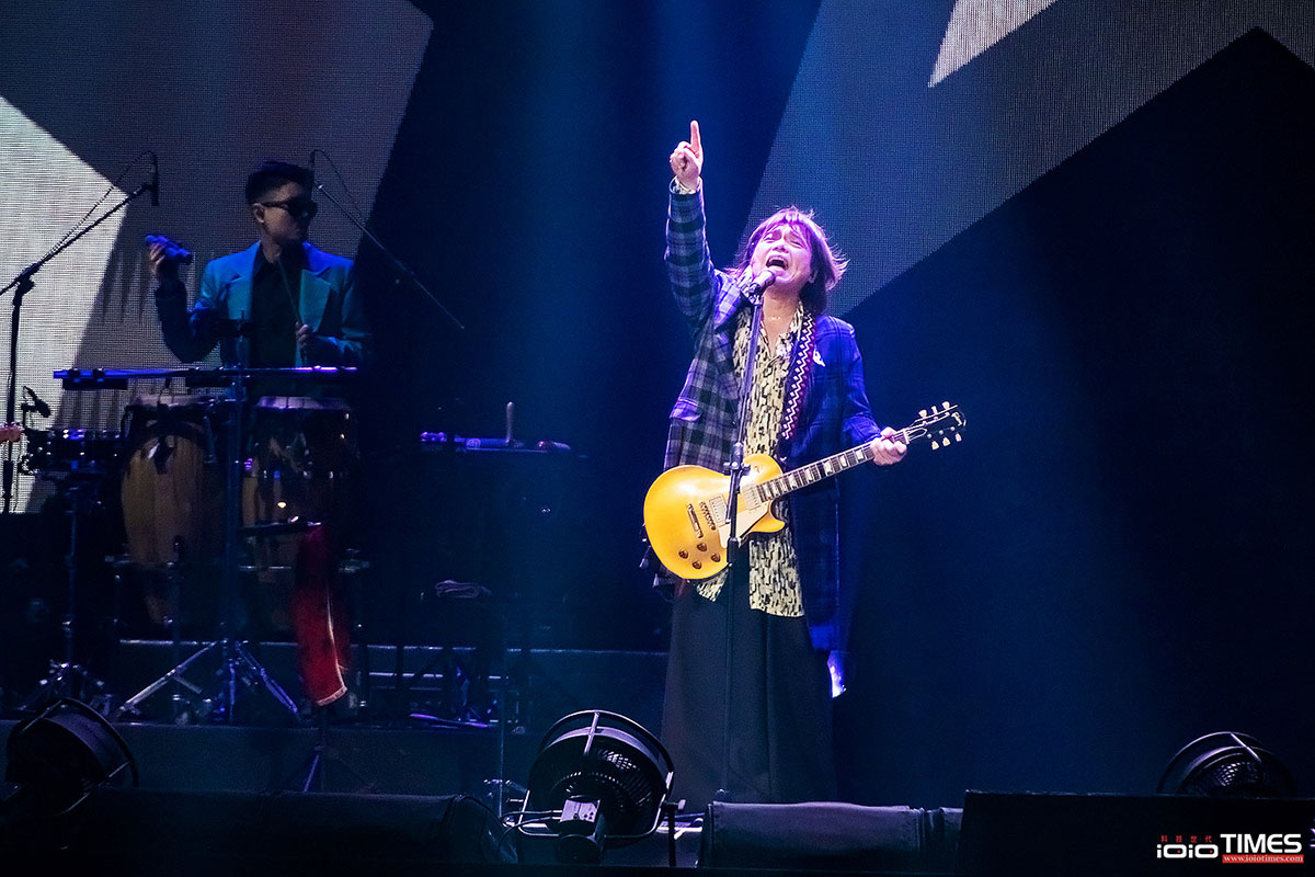 【現場直擊】伍佰「Rock Star」演唱會終登場,精典歌回憶殺,首首萬人大合唱 3 20220925 NEWS 1 2