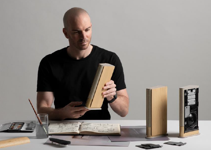 一本書的聲度!Bang & Olufsen化身聲音與空間的魔術師全新推出Beosound Emerge無線喇叭,極致輕薄、超乎想像 6 20221117 bo03