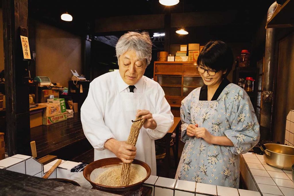 松隆子稱最享受與他共度「夫唱婦隨」煮飯時光,從日常到人生 澤田研二與松隆子【舌尖上的禪】談起恬靜忘年戀 4 20221219 NEWS 1 8