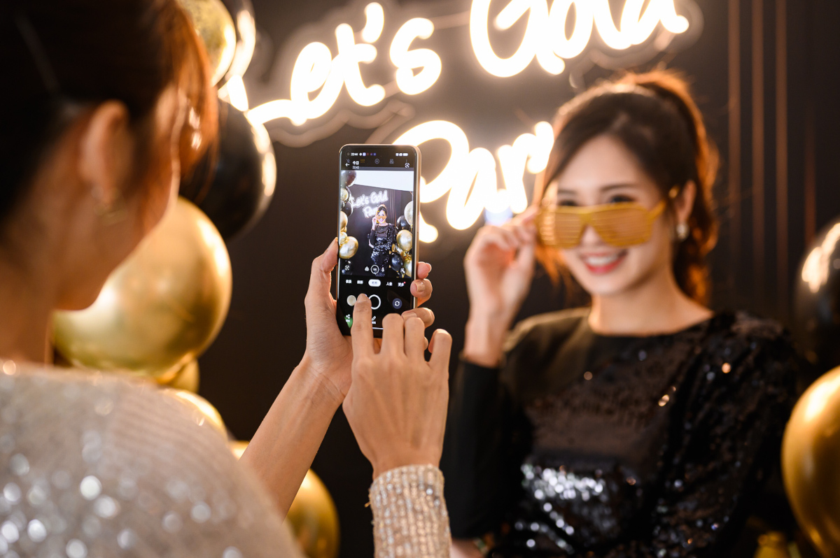 人像專家OPPO Reno8 升級版進化登場,絕美逆天新色緞面金、年末開趴金彩奪目! 6 20221220 oppo 04