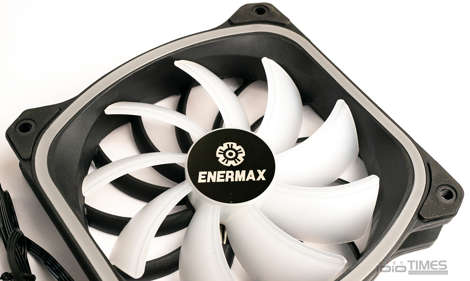 enermaxaquafusionadv360 009