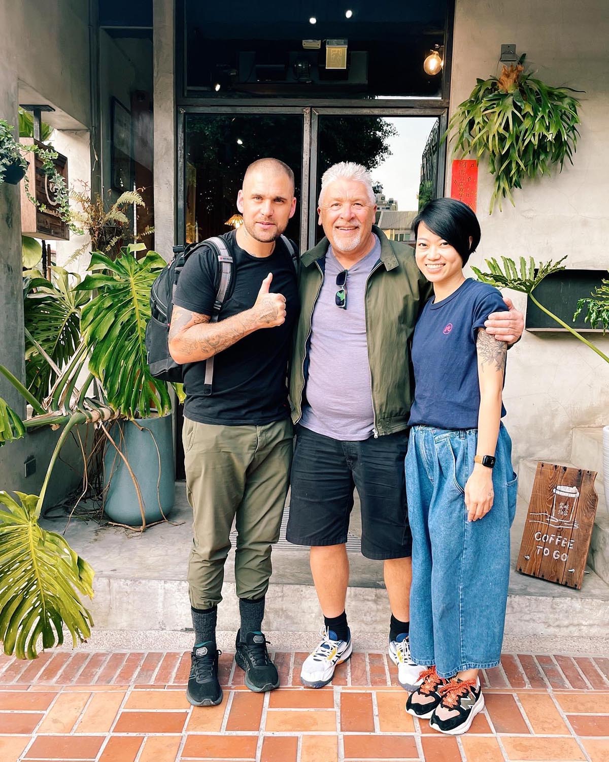 百萬點閱率網紅大豐在爸爸回英國前,再帶他去新化果菜市場用力吃水果 6 20230224 NEWS 2 19