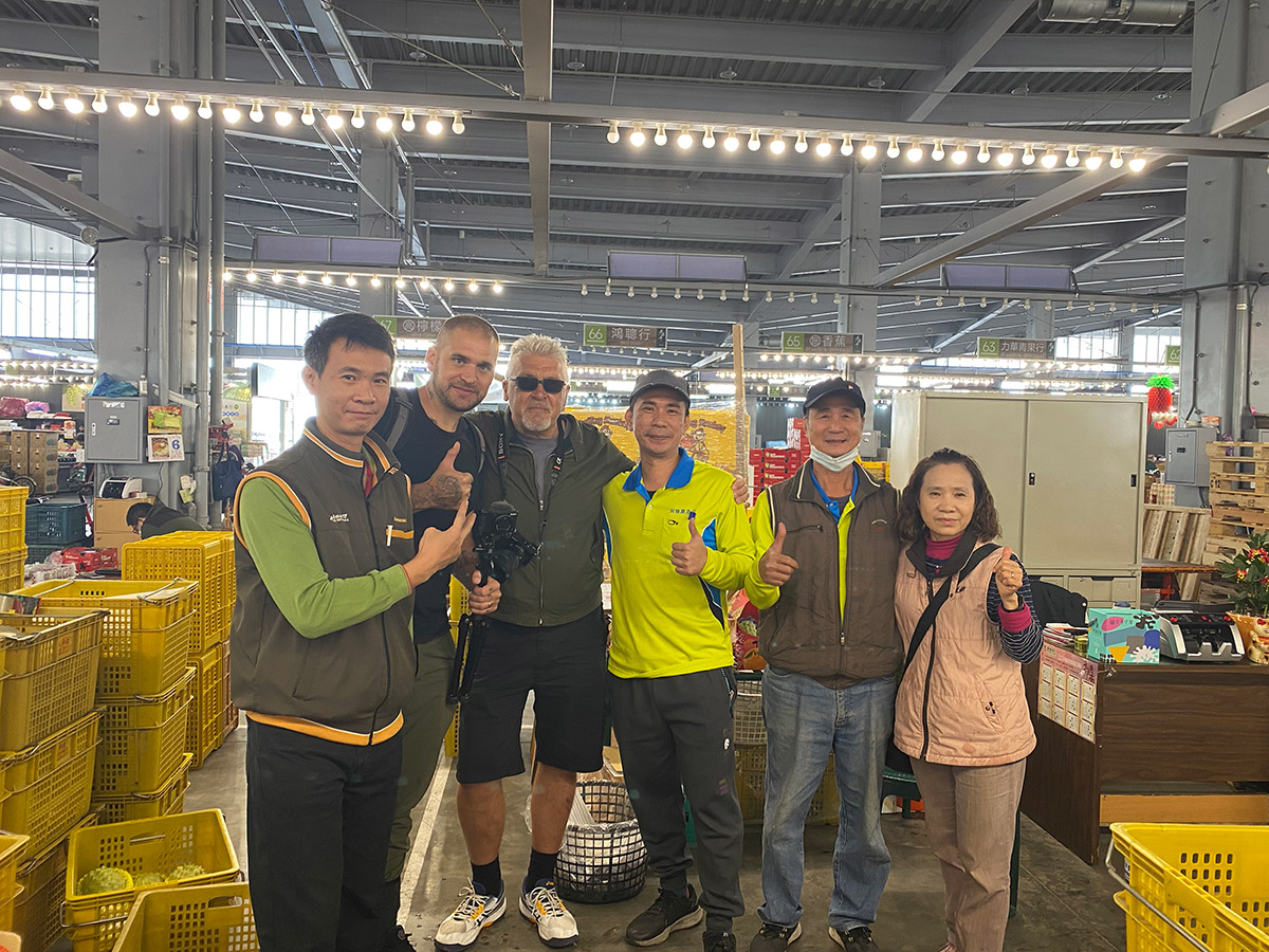百萬點閱率網紅大豐在爸爸回英國前,再帶他去新化果菜市場用力吃水果 4 20230224 NEWS 2 2 2