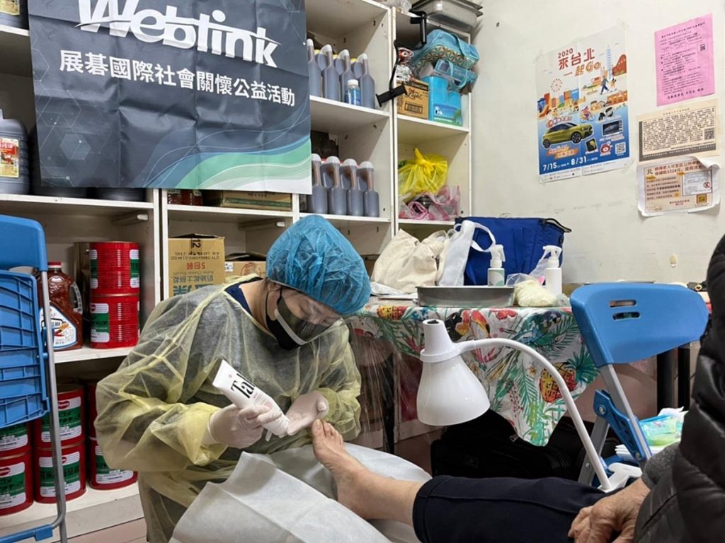 展碁國際捐贈護手霜,攜手健甲師為偏鄉長者義剪指甲 4 20230303 NEWS 3 1