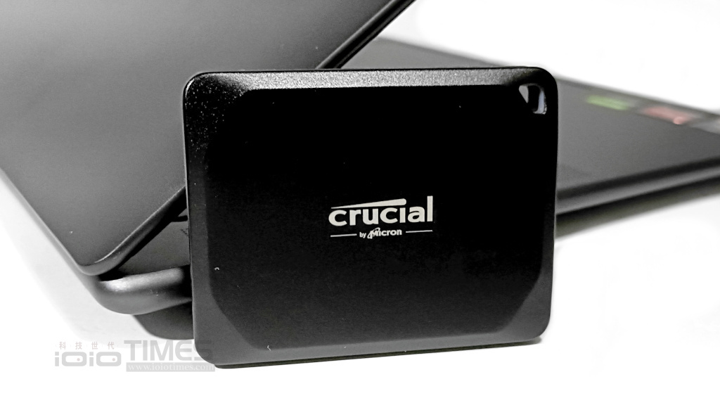 crucialx10ssd 002