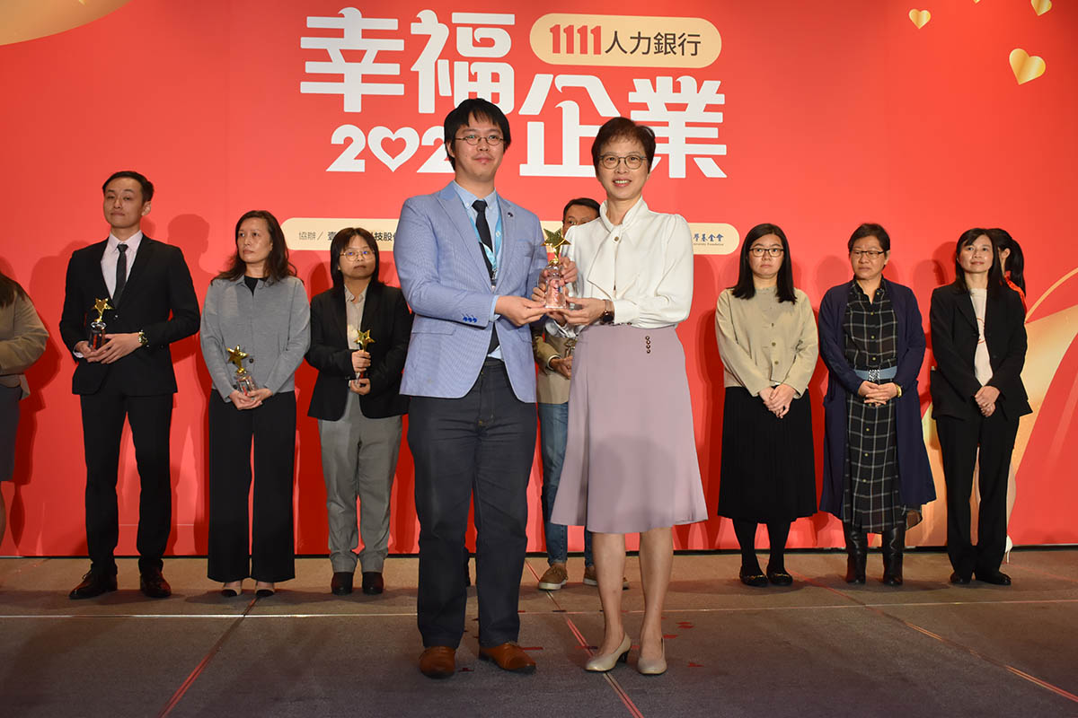 電信三雄、誰幸福?網投票+秘密客評鑑,四屆五獎都是它 3 20231117 NEWS 4 11