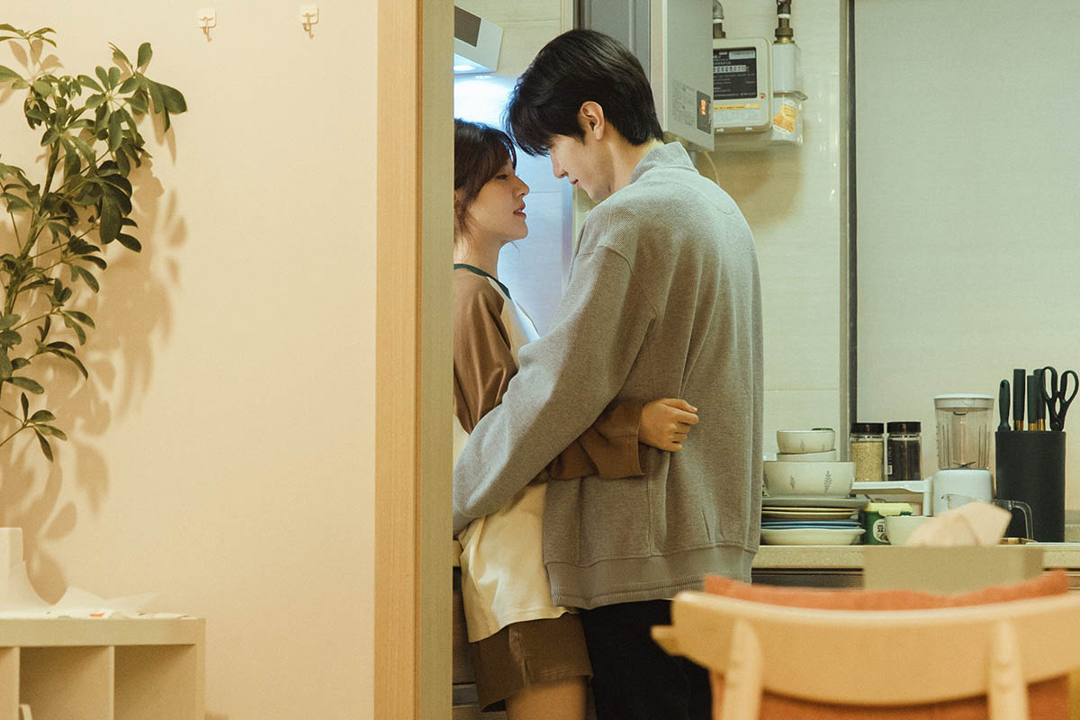 陳哲遠成「吻戲扛霸子」,《偷偷藏不住》與趙露思廚房激吻 2 20240111 NEWS 1 3