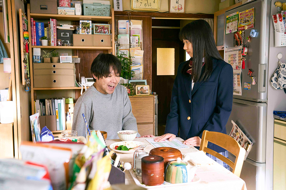 蘆田愛菜、阿部貞夫再合體7500名臨演呈現父女體內奇幻世界,阿部貞夫生活不健康、體內宛如黑心工廠遭【工作細胞】嫌棄 3 20250109 NEWS 7 1