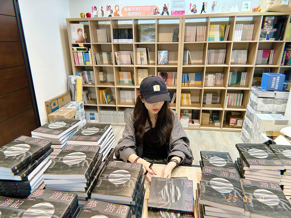 柯佳嬿再創新紀錄、首本小說《夢 游記》秒殺,全面空降冠軍霸榜 2 20250314 NEWS 1 1 1