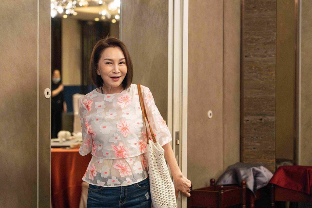 《花甲》九孔特製「鎖喉醬」暗算張瓊姿,害女神失聲送醫! 5 20250620 NEWS 1 36