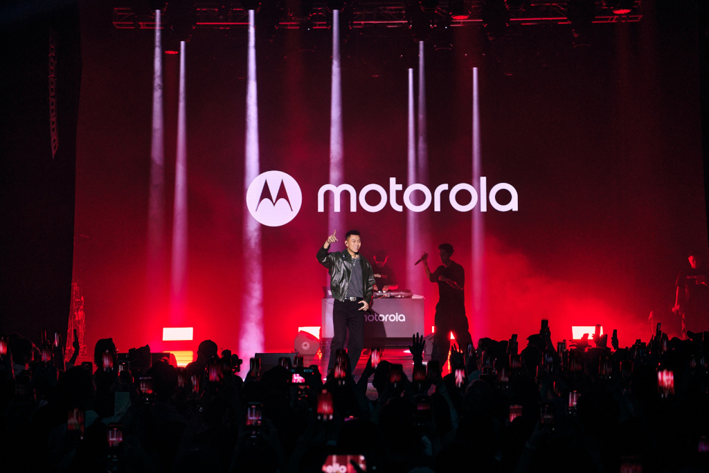 摺疊機王者再出招!Motorola寵粉打造瘦子專場派對,razr 60系列搭電信優惠0元入手、再抽RIMOWA精品好禮 4 20250701 motorola03