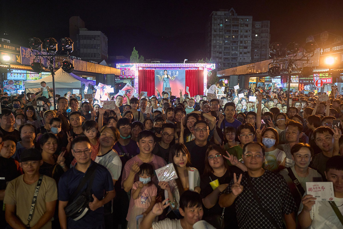 李千娜相隔9年舉辦簽唱會、揪歌迷做伙迺夜市!「千娜舞台秀」開演啦!電子花車前進南北夜市會歌迷 5 20250915 NEWS 2 3