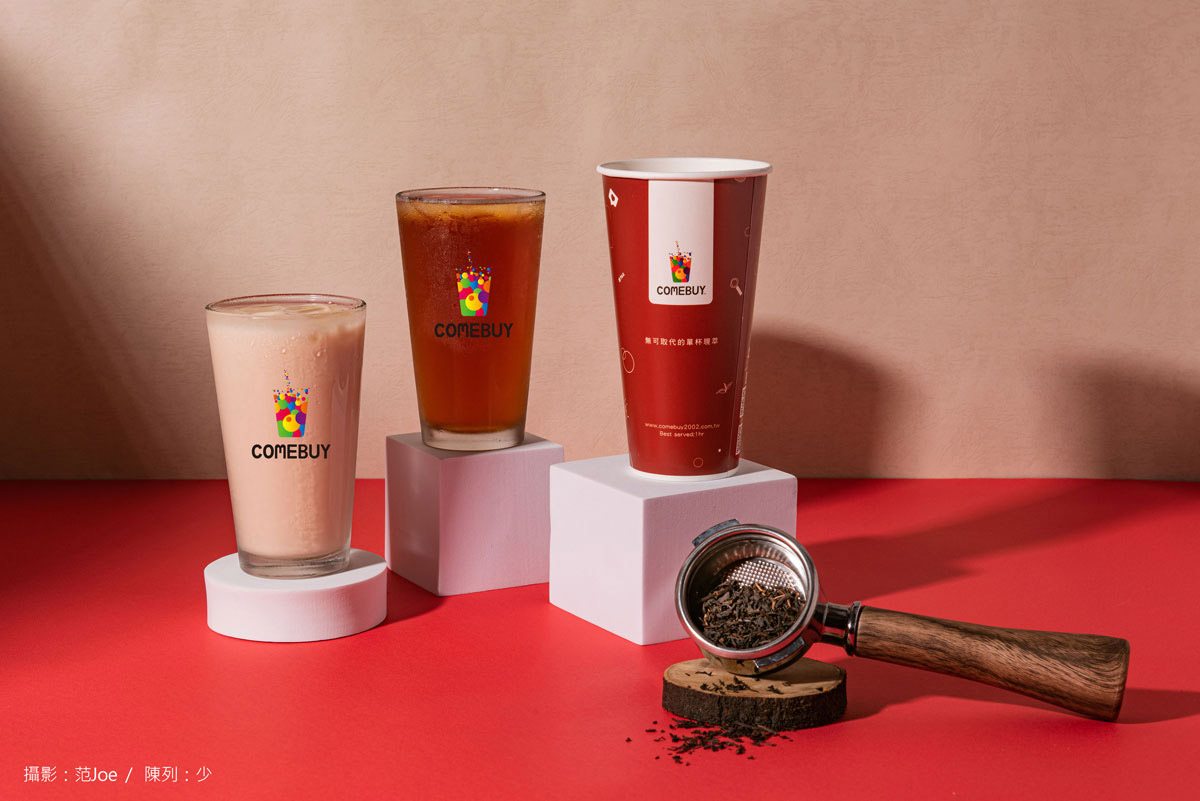 COMEBUY現萃限量「小葉紅茶」,攜手時尚日系服飾「and ST TAIWAN」,獨家贈送2000個-限定款餃貓吸管套 3 20251027 NEWS 6 2