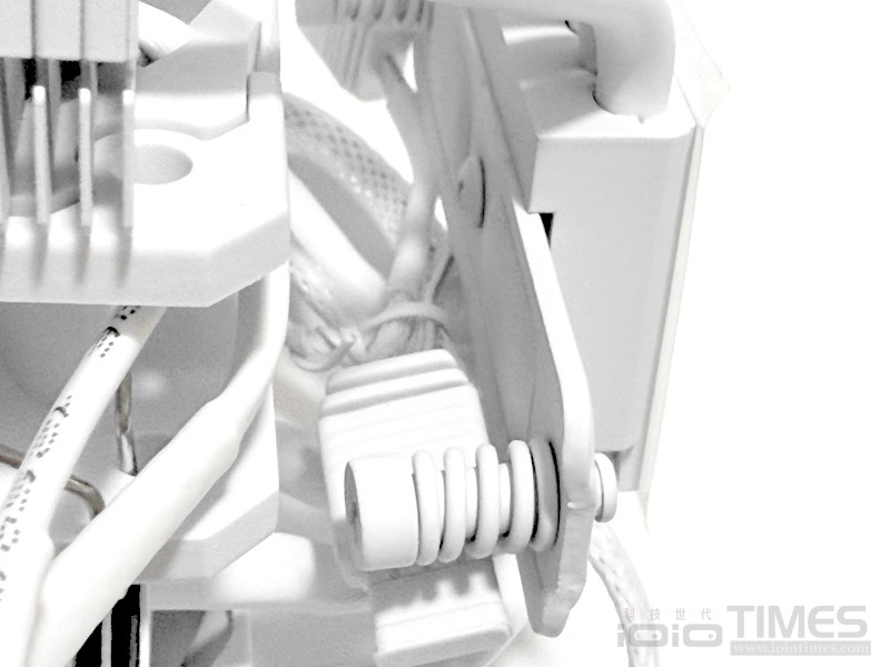 FSP MP7/NP5 WHITE ARGB Cooler開箱試用,純白體驗與亮眼燈效一次滿足! 25 fspmp7np5whiteargbcooler 029 1