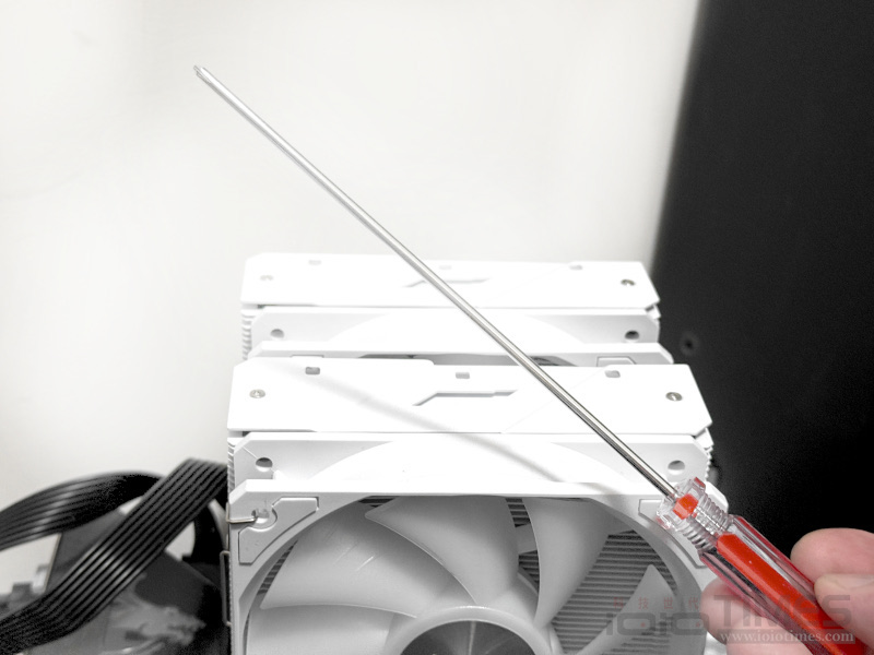 FSP MP7/NP5 WHITE ARGB Cooler開箱試用,純白體驗與亮眼燈效一次滿足! 34 fspmp7np5whiteargbcooler 033 1