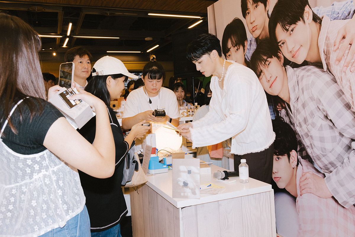 新光三越台中店浴火重生!偉晉攜手EASE香氛登場!超過300名粉絲擠爆現場! 1 20251031 NEWS 2 4