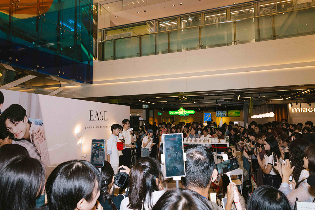 《秘密關係》續集上演?!「拓晞CP」香噴噴登場!超過300名粉絲擠爆新光三越台中店 1 20251107 NEWS 3 4