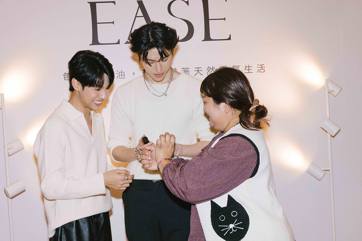 《秘密關係》續集上演?!「拓晞CP」香噴噴登場!超過300名粉絲擠爆新光三越台中店 5 20251107 NEWS 3 6