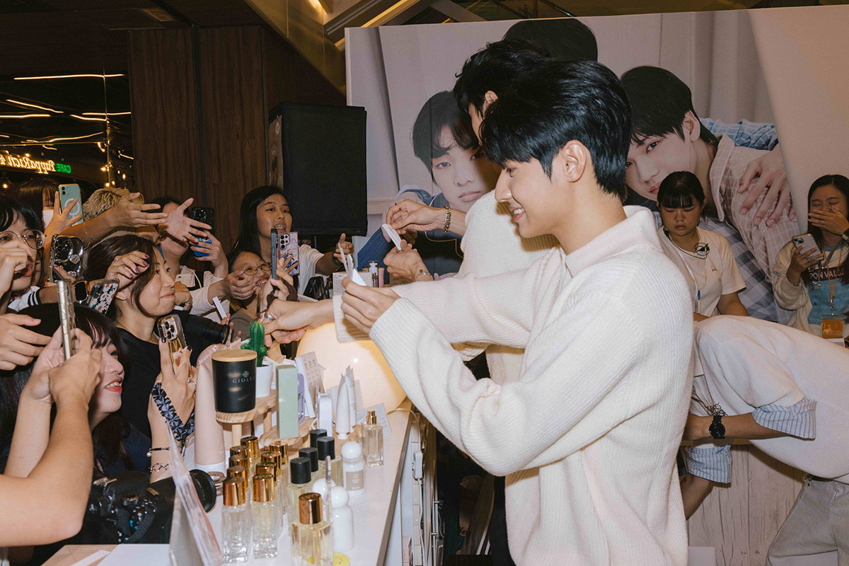 《秘密關係》續集上演?!「拓晞CP」香噴噴登場!超過300名粉絲擠爆新光三越台中店 4 20251107 NEWS 3 7