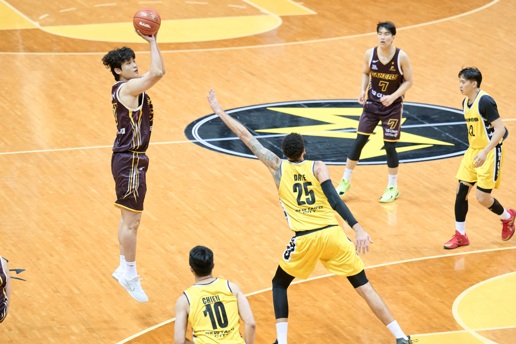 台灣LG電子攜手世界展望會推動「籃海計畫」 用運動翻轉偏鄉希望,昌原LG獵隼來台參賽!LG將每一分熱血化為公益行動 1 20251120 lg01