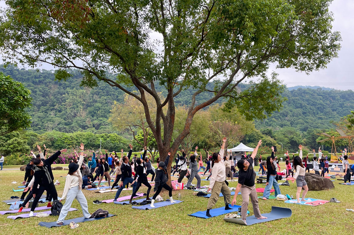 百人齊聚嘉義草原做瑜伽!打造「森呼吸」體驗,旺萊山Dr.Liu劉醫師首度跨界健身工廠、實踐永續健康生活 1 20251217 NEWS 2 47