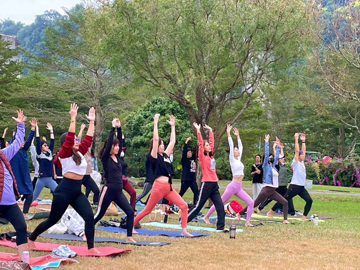 百人齊聚嘉義草原做瑜伽!打造「森呼吸」體驗,旺萊山Dr.Liu劉醫師首度跨界健身工廠、實踐永續健康生活 5 20251217 NEWS 2 49