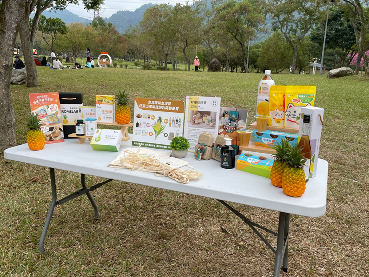 百人齊聚嘉義草原做瑜伽!打造「森呼吸」體驗,旺萊山Dr.Liu劉醫師首度跨界健身工廠、實踐永續健康生活 4 20251217 NEWS 2 50