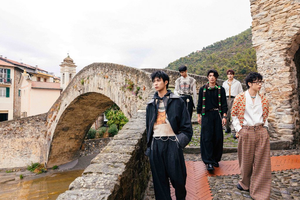 FEniX新專輯《參》實體雙版本!南法「蔚藍海岸版」× 義大利「甜水小鎮版」走進莫內名畫世界 2 20251219 NEWS 1 18