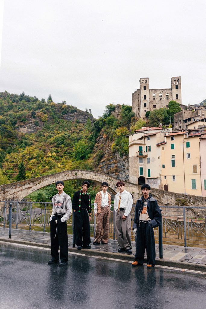 FEniX新專輯《參》實體雙版本!南法「蔚藍海岸版」× 義大利「甜水小鎮版」走進莫內名畫世界 4 20251219 NEWS 1 28