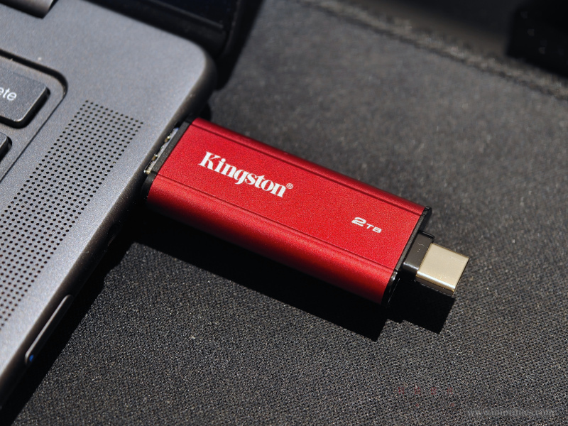 kingstondualportablessd2tb 017 2