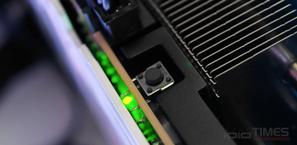 ZOTAC GAMING GeForce RTX 5070 Ti 16GB天啟OC顯卡開箱試用,二次元機甲美學科技、ARGB鑽切幻彩光環超酷炫 23 zotacgeforcertx5070ti16goc 021