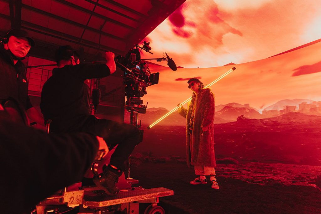 Netflix《乩身》48小時空降台灣、香港排行榜冠軍 榮登全球非英語影集排行榜第6名! 10 20260408 NEWS 1 2