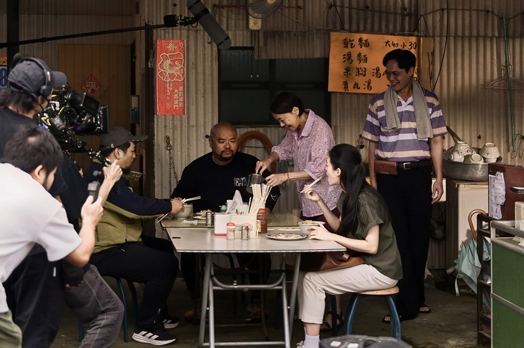 催淚神曲來了!雙金卡司柯淑勤,黃鐙輝首度同框!澎恰恰《做你的後生你的囝》MV母親節上線 5 20260511 NEWS 1 14