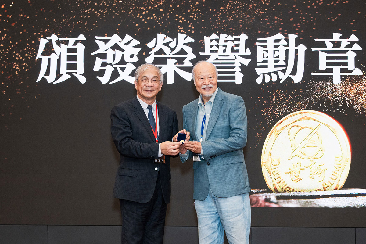 世新大學傑出校友齊聚授章,邀謝金河剖析2026經濟變局 1 20260513 NEWS 7 1