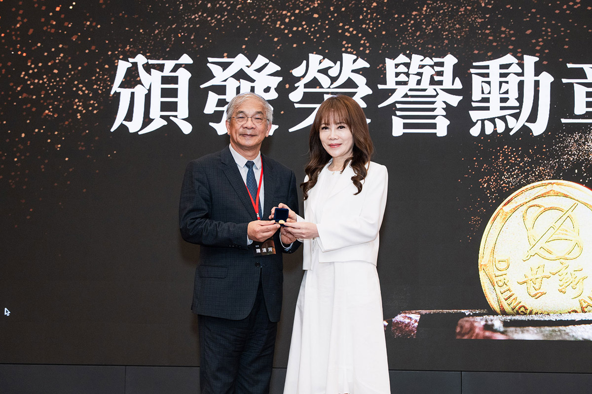 世新大學傑出校友齊聚授章,邀謝金河剖析2026經濟變局 3 20260513 NEWS 7 3