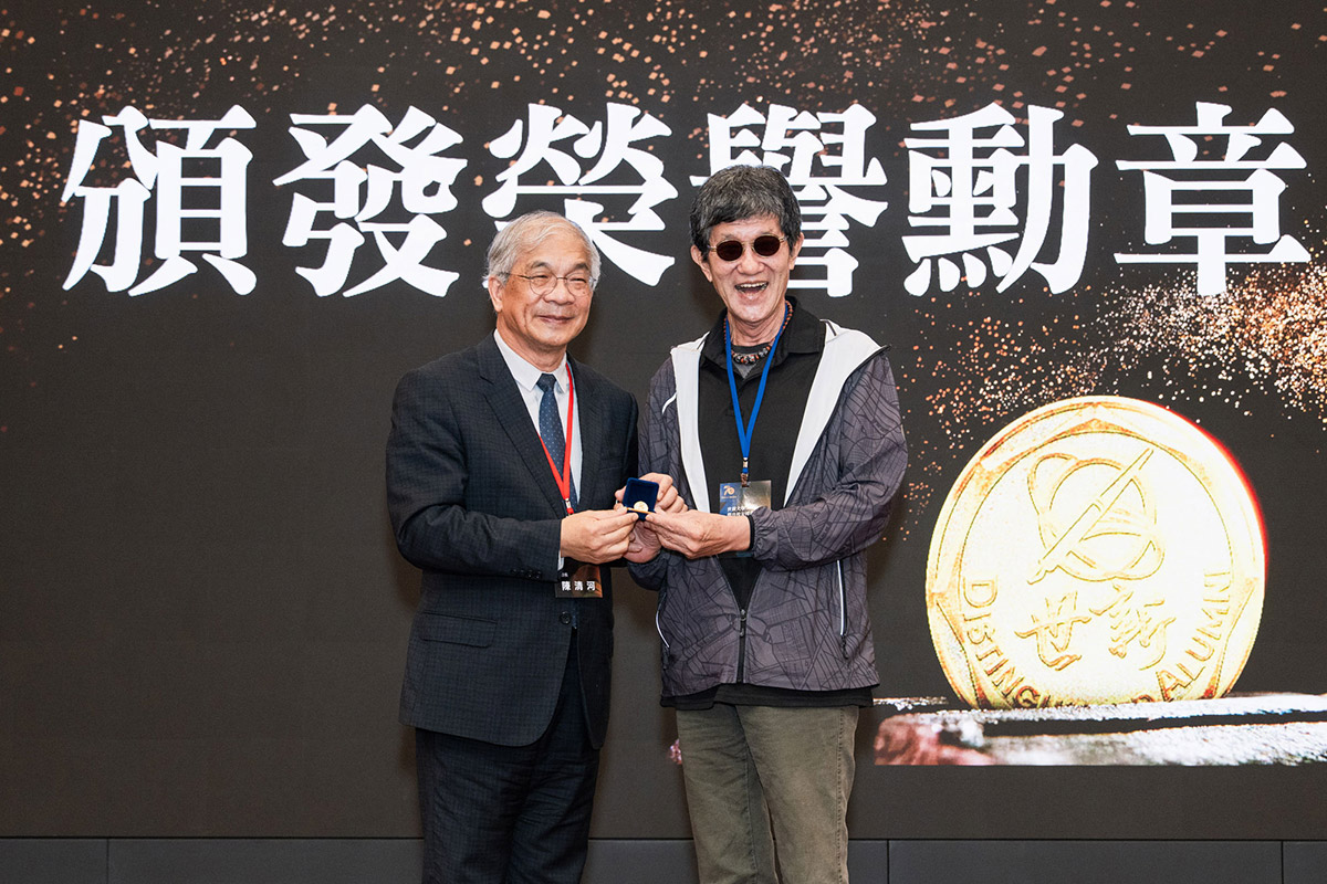 世新大學傑出校友齊聚授章,邀謝金河剖析2026經濟變局 2 20260513 NEWS 7 4