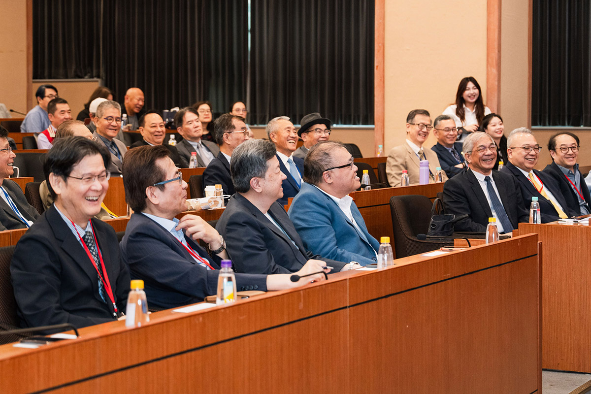世新大學傑出校友齊聚授章,邀謝金河剖析2026經濟變局 6 20260513 NEWS 7 6
