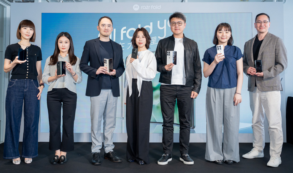 motorola razr fold首款書本式摺疊機登台、獲DXOMARK影像卓越金標認證,All fold You生活在大摺理、重新定義生產力與娛樂使用邊界 3 20260526 news motorola01 1