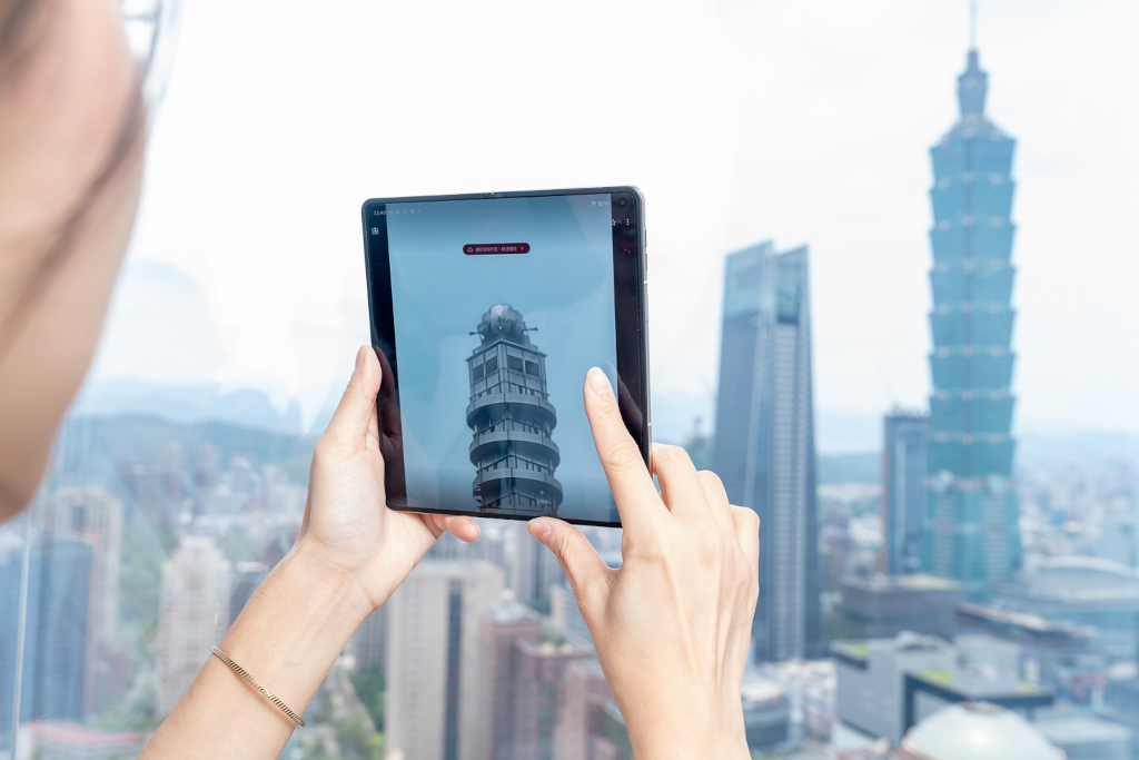 motorola razr fold首款書本式摺疊機登台、獲DXOMARK影像卓越金標認證,All fold You生活在大摺理、重新定義生產力與娛樂使用邊界 2 20260526 news motorola02