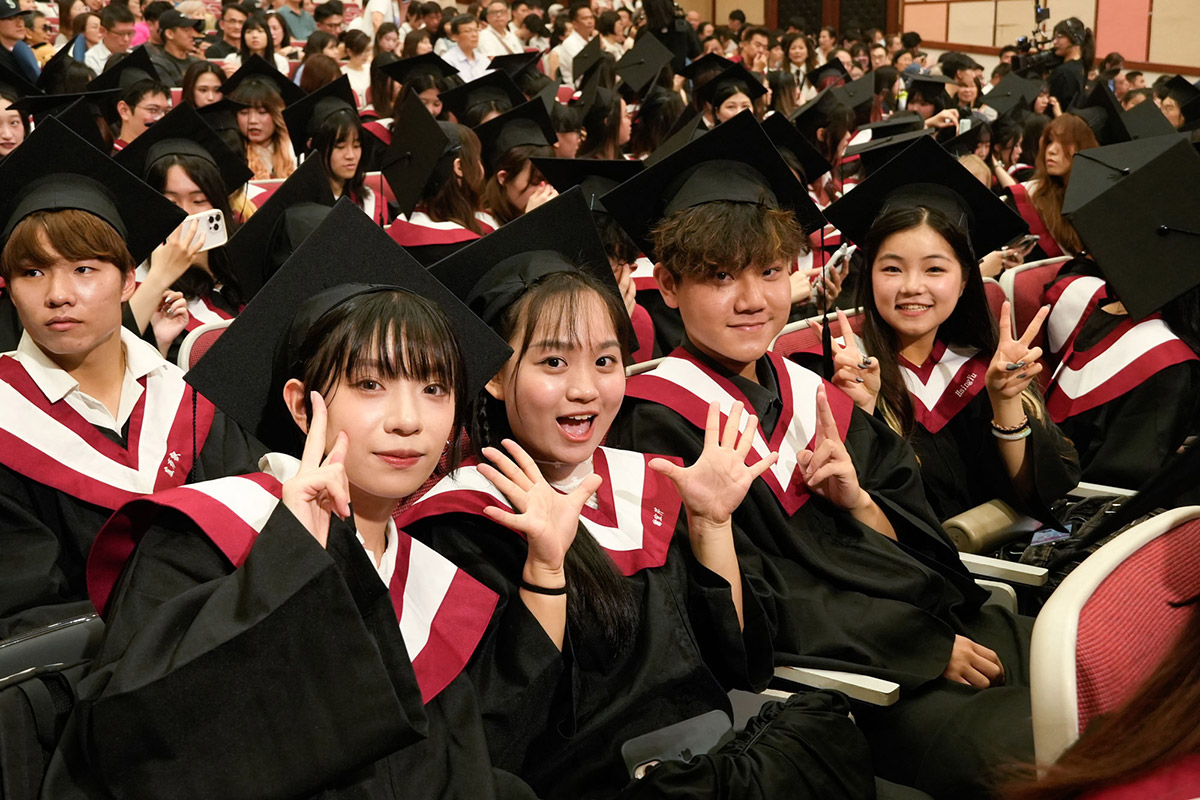 世新大學10場畢典登場,跨界嘉賓勉畢業生發光,邀賈永婕致詞,分享不怕雜音勇敢前行 6 20260601 NEWS 2 1