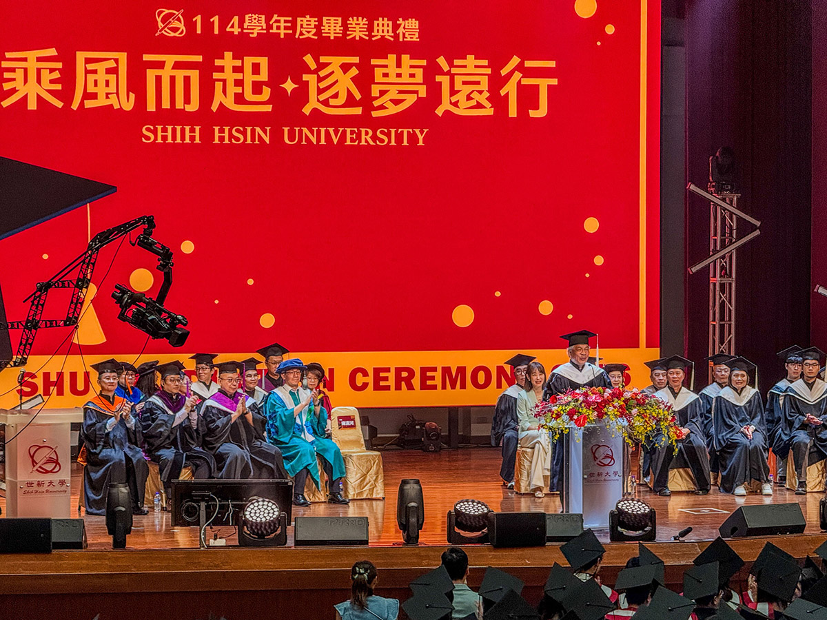 世新大學10場畢典登場,跨界嘉賓勉畢業生發光,邀賈永婕致詞,分享不怕雜音勇敢前行 7 20260601 NEWS 2 7 1